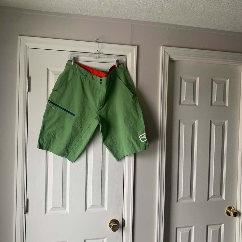 Men’s Green Athletic Shorts with Contrast Waistband
